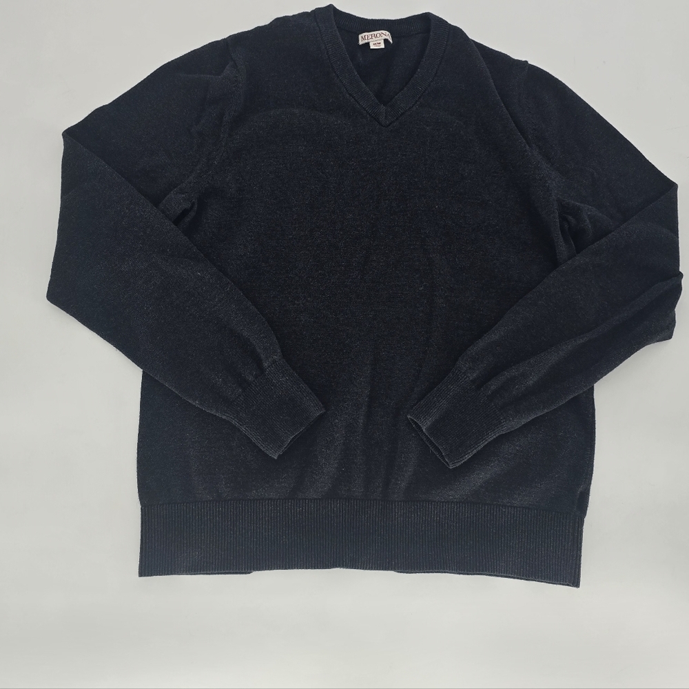 Merona Men’s Gray V-Neck Sweater Size M – Classic & Versatile.